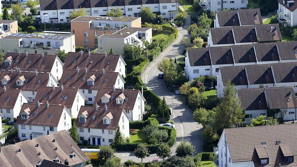 Die Preise für Einfamilienhäuser dürften laut der UBS erstmals seit 16 Jahren stagnieren. Eigentumswohnungen dürften sogar günstiger werden.