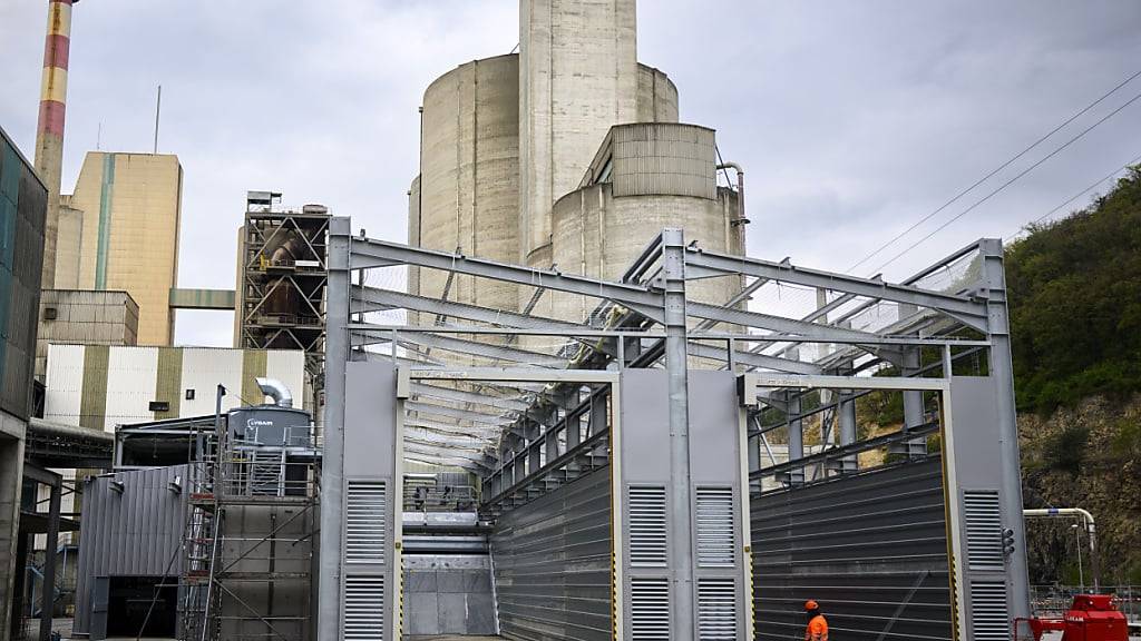 Die Schweizer Zementindustrie erwartet im kommenden Jahr wieder ein Wachstum - im Bild das Holcim-Zementwerk in Eclepens. (Archivbild)