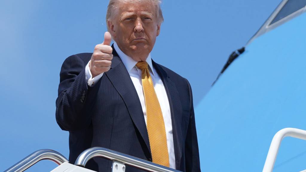 dpatopbilder - Präsident Donald Trump besteigt die Air Force One für eine Reise nach China. Foto: Mark Schiefelbein/AP/dpa