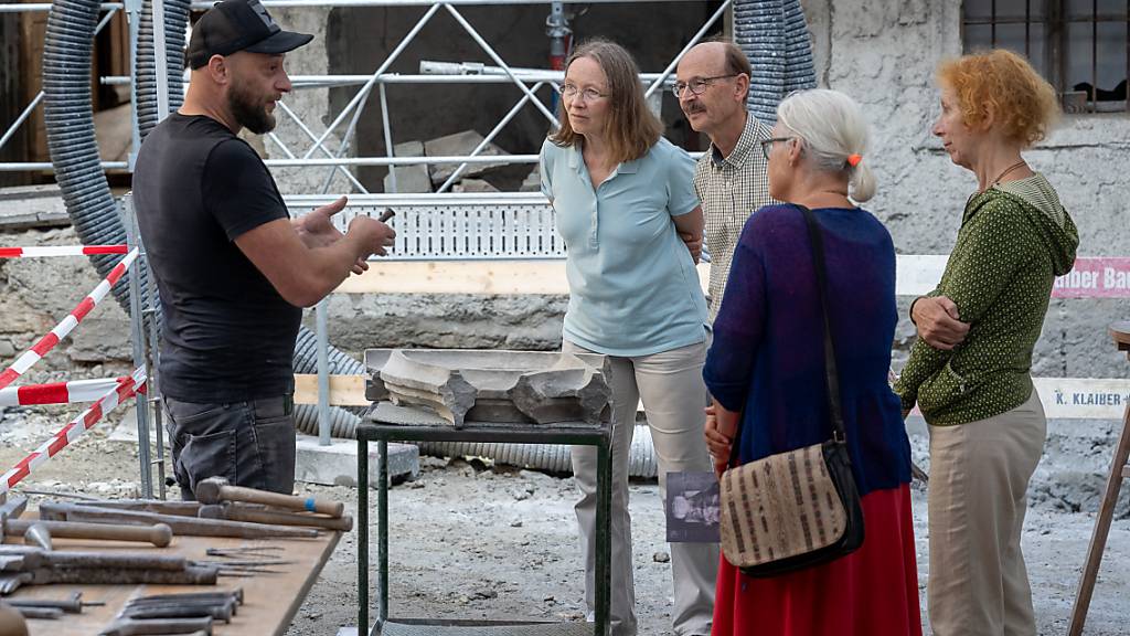Interesse fanden auch die Steinmetzarbeit für Denkmäler in einer Steinhauerei.