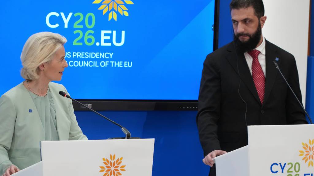 Die Präsidentin der Europäischen Kommission, Ursula von der Leyen (l), und der syrische Präsident Ahmad al-Sharaa bei einer Pressekonferenz nach dem EU-Gipfel. Foto: Petros Karadjias/AP/dpa