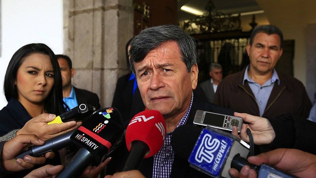 Die kolumbianische Rebellen-Gruppe ELN hat vor dem Auftakt weiterer Friedensverhandlungen mit der Regierung Kolumbiens zwei Geiseln freigelassen. Der ELN-Delegationschef Pablo Beltran sprach nach dem Auftakt der Gespräche zur Presse.