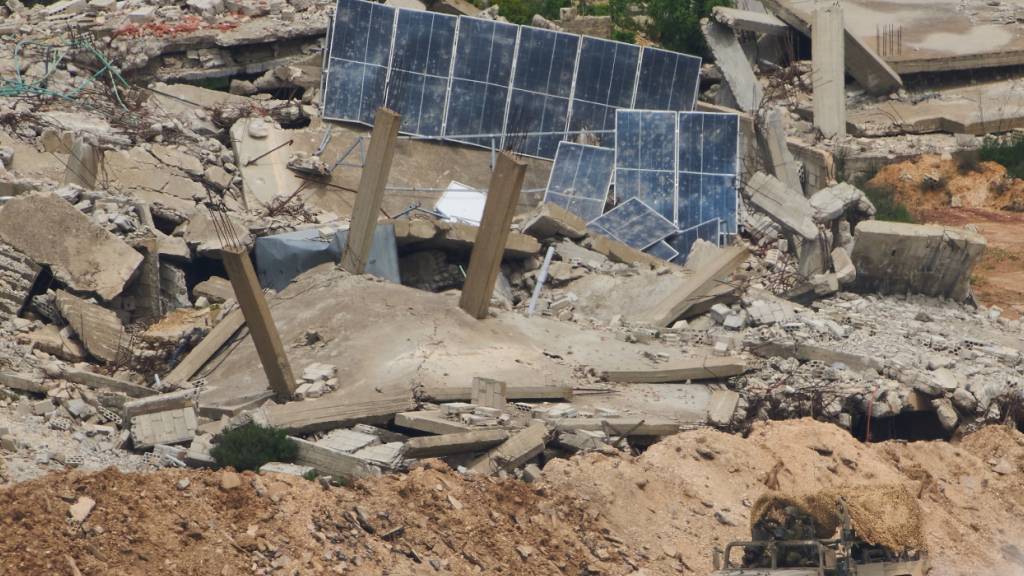 Israelische Soldaten fahren durch den Südlibanon, vom Norden Israels aus gesehen. Foto: Ariel Schalit/AP/dpa
