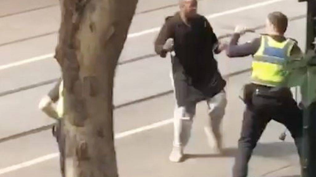 Ein Sceenshot eines Handyvideos zeigt den Angriff auf einen Polizisten.