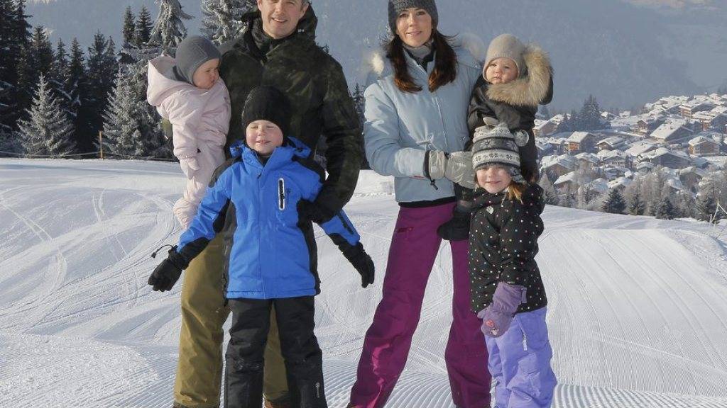 Der dänische Kronprinz Frederik (hier mit Ehefrau Mary und den Kindern in den Winterferien in Verbier) wills wissen: Er startet am härtesten Skirennen der Welt. (Archiv)