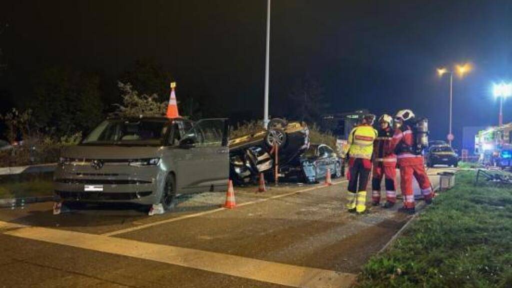 Sechs Verletzte bei Auffahrunfall vor Rotlicht in Regensdorf