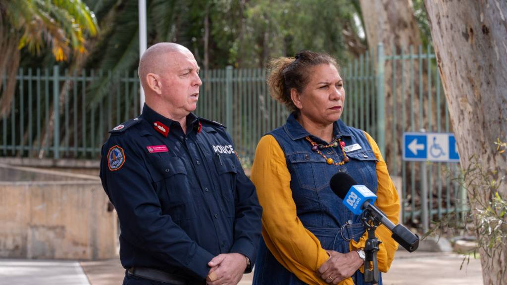 Peter Malley, stellvertretender Kommissar der NT-Polizei, und Leane Liddle, Exekutivdirektorin der Kulturreform, während einer Pressekonferenz mit den Medien vor der Polizeistation von Alice Springs. Foto: Rhett Hammerton/AAP/dpa