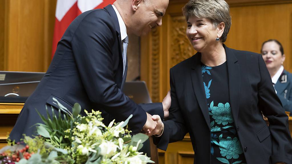 Mitte-Bundesrätin Viola Amherd (rechts) ist Bundespräsidentin 2024. Sie tritt die Nachfolge von Alain Berset an, der die Landesregierung per Ende Jahr verlässt. (Archivbild)