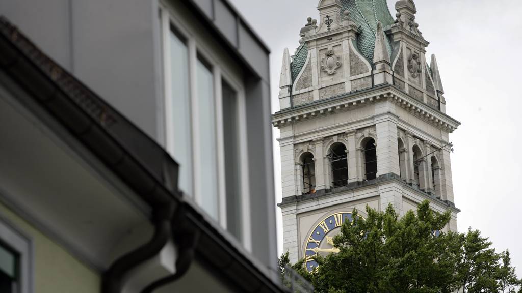 Kein Glockenschlag bis September: Die Uhren der Linsebühl-Kirche stehen still.