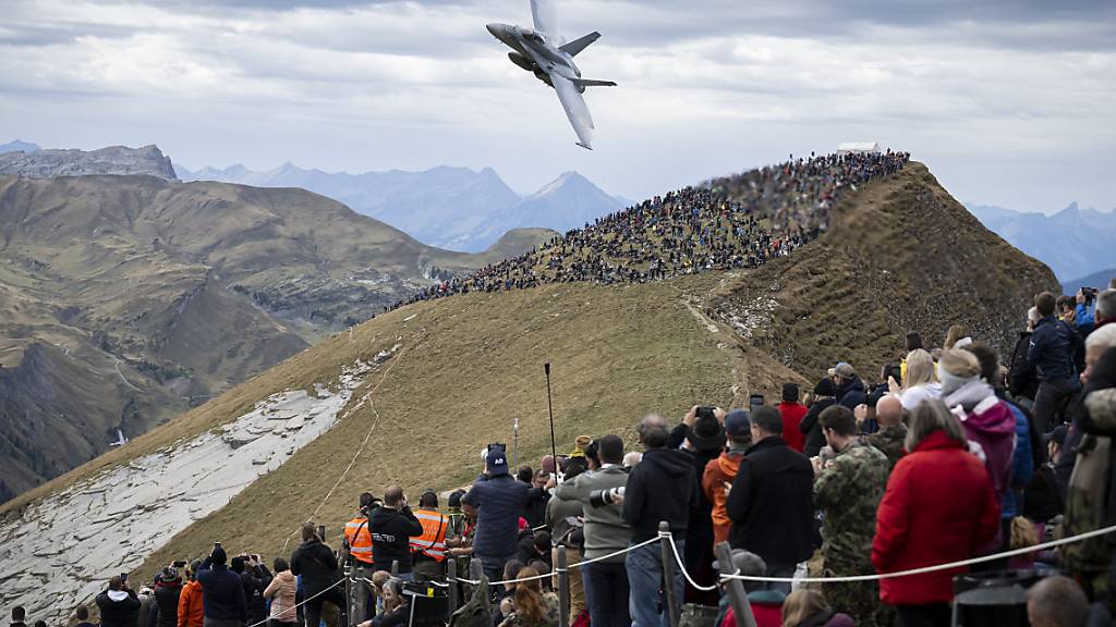 Fast zum Greifen nah: die Vorführungen der Luftwaffe auf der Axalp verfolgen jeweils mehrere tausend Personen.