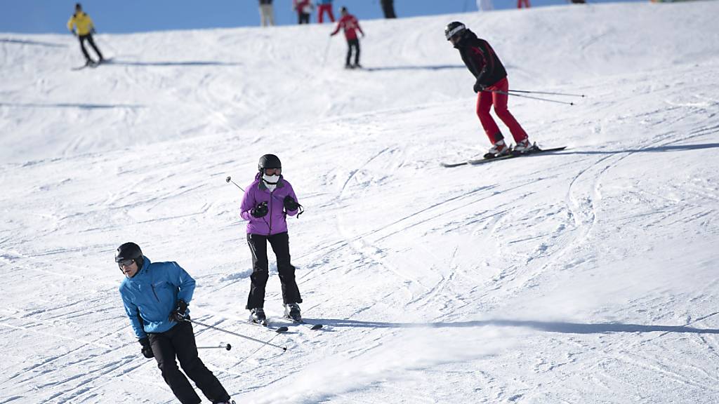 Im Kanton Graubünden beschränken die Skigebiete die Anzahl der Tagesgäste über die Feiertage. Im Bild Wintersportler im Davoser Skigebiet Parsenn.