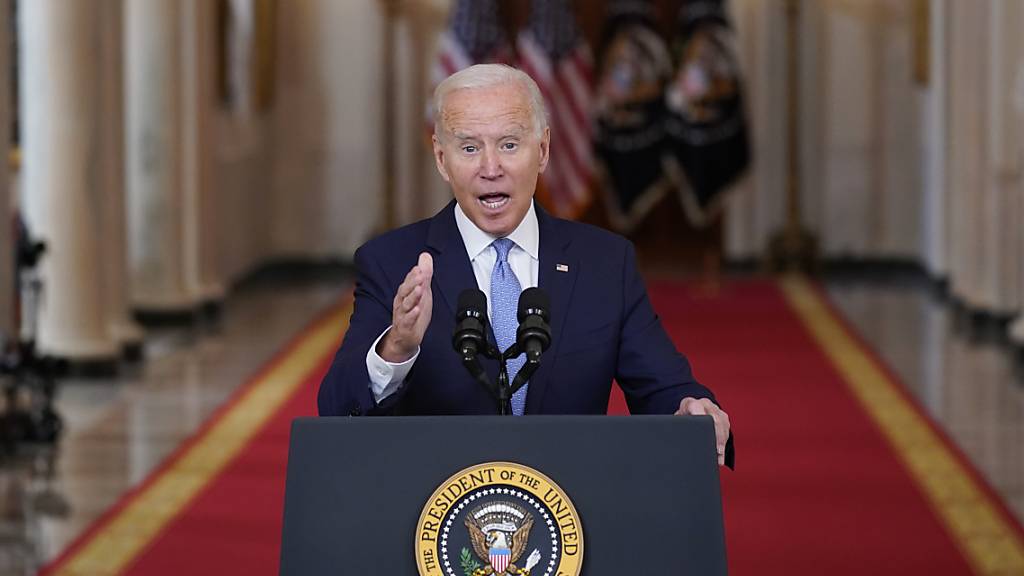 US-Präsident Joe Biden spricht im State Dining Room des Weißen Hauses über Afghanistan. Biden hat am Dienstag nach dem Ende des internationalen Militäreinsatzes in Afghanistan seine umstrittene Abzugsentscheidung vehement verteidigt. «Es war an der Zeit, diesen Krieg zu beenden», so Biden. Foto: Evan Vucci/AP/dpa
