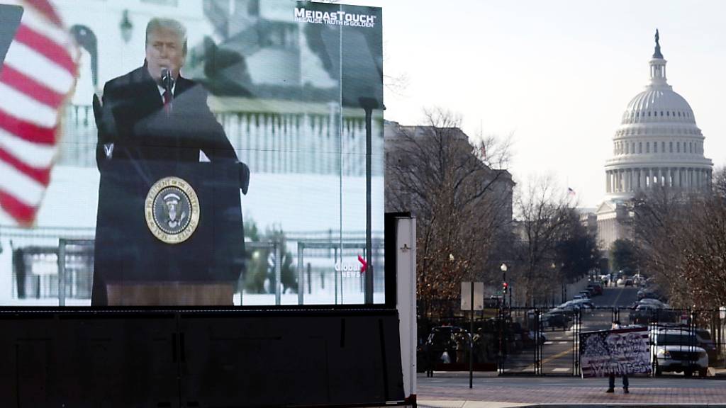 Ein Foto des ehemaligen US-Präsidenten Trump ist auf einem Monitor zu sehen, der auf einem Anhänger in der Nähe des US-Kapitols geparkt ist. Foto: Jose Luis Magana/AP/dpa