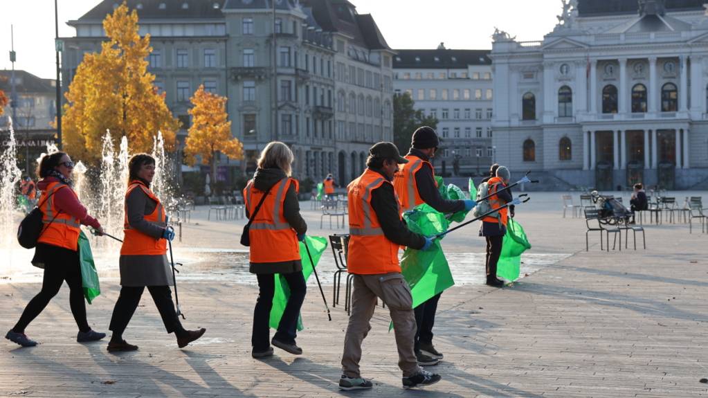Sechs von 90 Freiwilligen, die an der ersten Zürcher Stadtputzete mitmachten.
