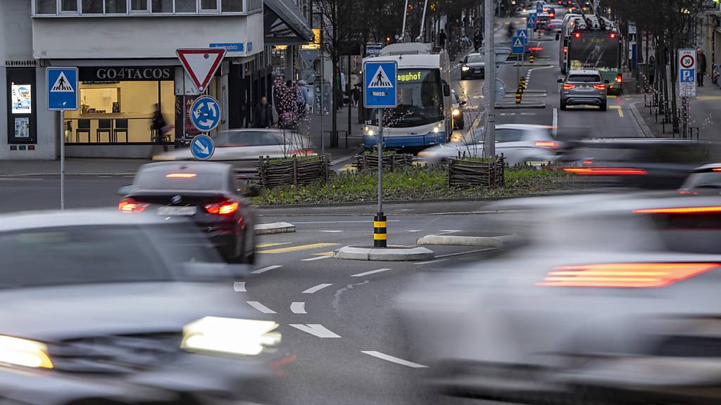 Feierabendverkehr am Bundesplatz in Luzern: Viele Pendlerinnen und Pendler sind mit dem Auto unterwegs. (Archivaufnahme)