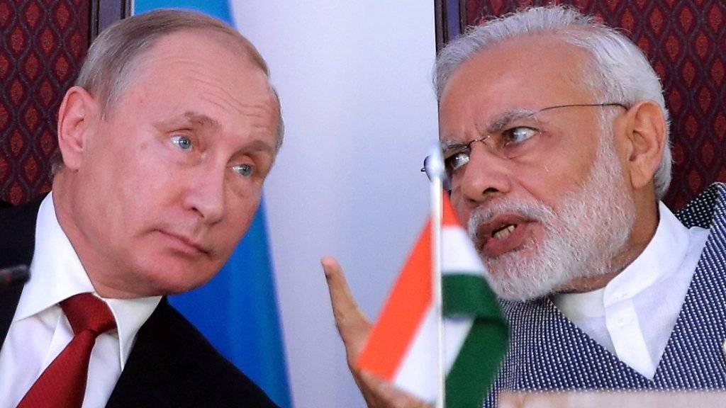 Der russische Präsident Wladimir Putin (links) zusammen mit dem indischen Premierminister Narendra Modi vor den Medien in Goa.