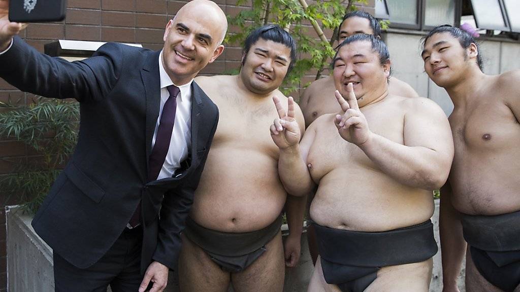 Neben dem Gesundheitsgipfel besuchte Bundespräsident Alain Berset auch eine Sumo-Ringer-Schule in Tokio.