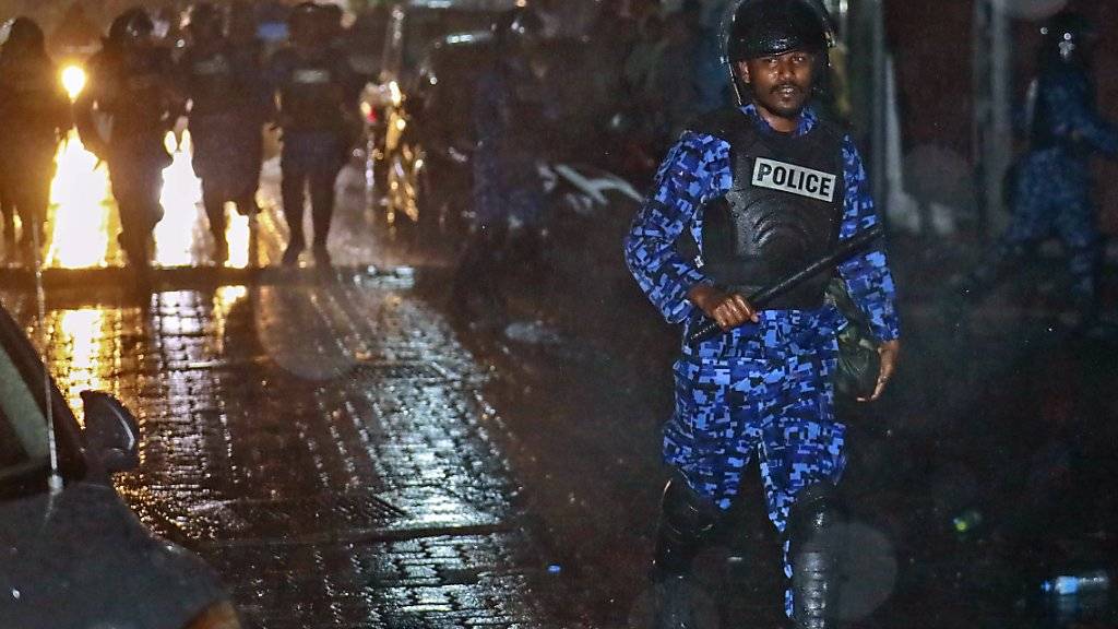 Ausnahmezustand im Urlaubsparadies Malediven: Es herrscht angesichts von Festnahmen höchste Anspannung in dem Land.