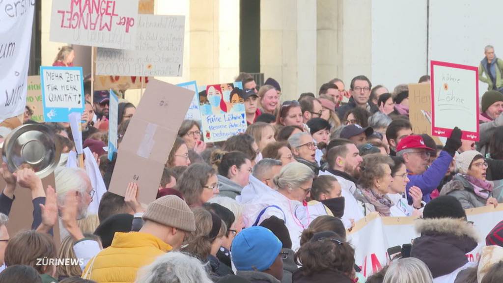 Pflegerinnen und Pfleger demonstrieren vor dem Bundeshaus