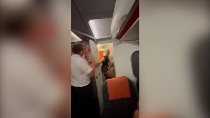 Pärchen hat Sex auf Flugzeug-Toilette und erhält Applaus