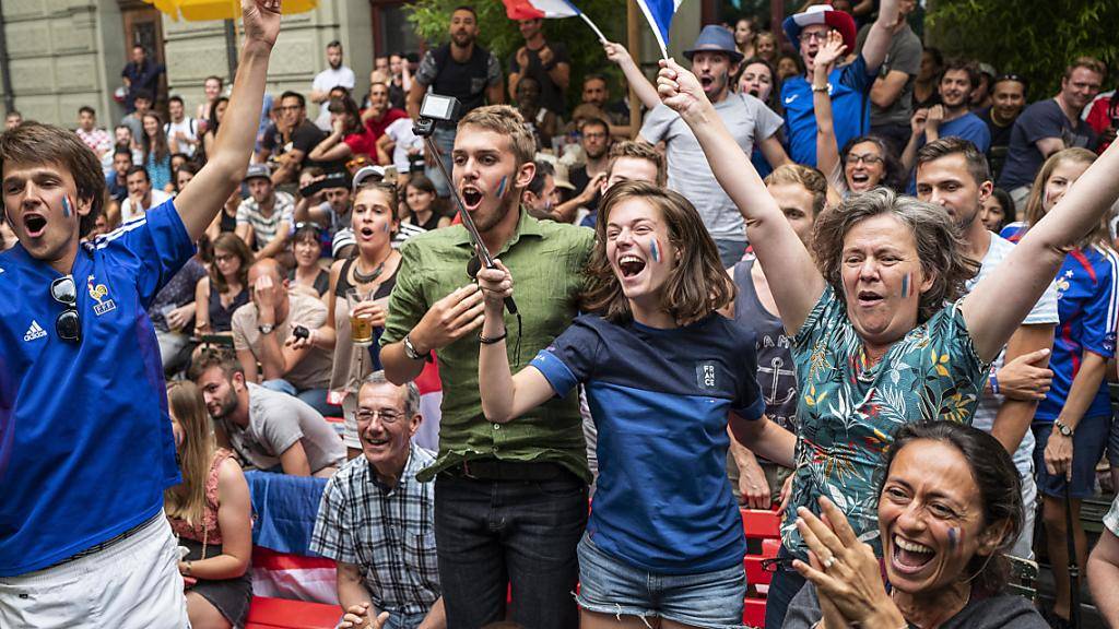 Das «Allez les Bleus» hat gewirkt: Fans der französischen Nationalmannschaft feiern in Bern den Sieg über Kroatien.
