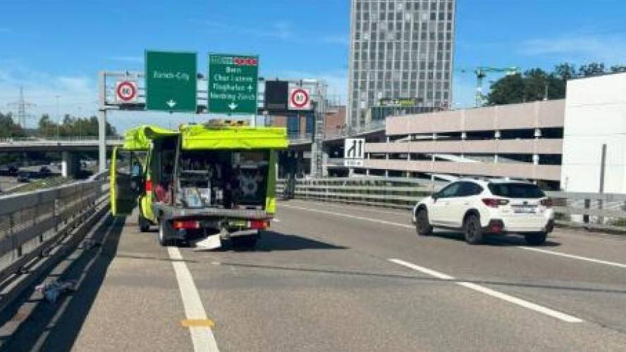 Auf der Autobahneinfahrt in Wallisellen kollidierte der 19-jährige Motorradfahrer mit dem Tanklöschfahrzeug.