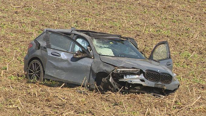 BMW-Lenker (26) landet in Acker und muss mittelschwer verletzt ins Spital