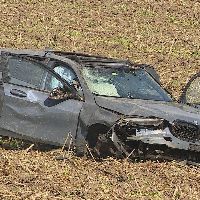 BMW-Lenker (26) landet in Acker und muss mittelschwer verletzt ins Spital