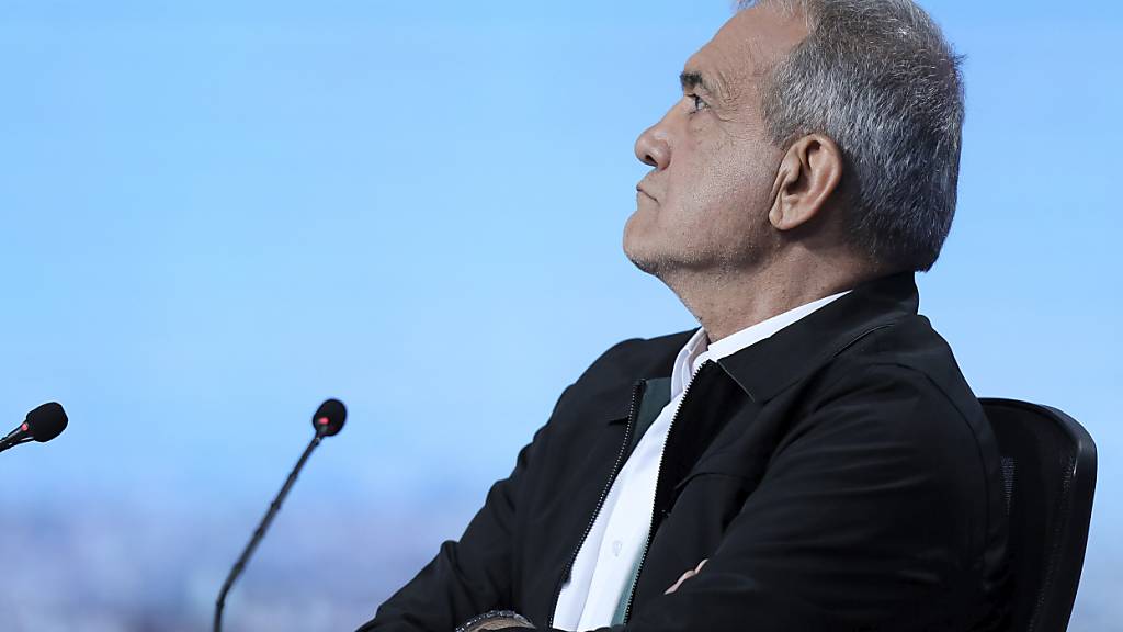 Massud Peseschkian, Präsidentschaftskandidat und ehemaliger Gesundheitsminister von Iran, reagiert bei einer Debatte der Kandidaten im Fernsehstudio. Foto: Morteza Fakhri Nezhad/IRIB/AP/dpa