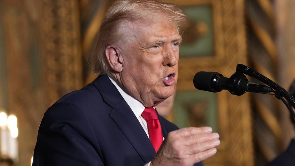 ARCHIV - Präsident Donald Trump spricht in seinem Club Mar-a-Lago zu den Medien (Archivbild). Foto: Alex Brandon/AP/dpa