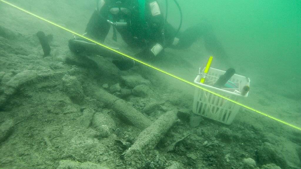 Die Überreste einer Pfahlbausiedlung im Hallwilersee sollen mit einer Kiesschicht und einer Überdeckung vor der Erosion geschützt werden.