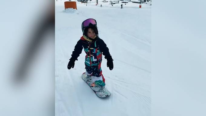Diese Vierjährige fährt besser Snowboard als du