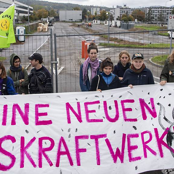 Demonstrationen in acht Schweizer Städten gegen Reservekraftwerke
