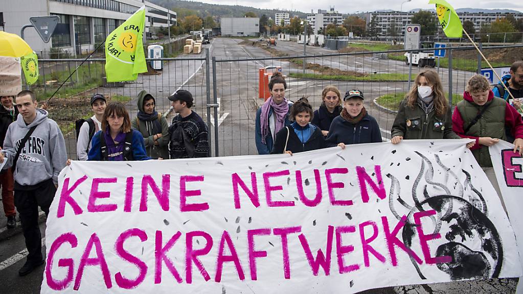 Rund 50 Klimastreikende demonstrierten im Oktober letzten Jahres gegen das Reservekraftwerk in Birr. (Archivbild)