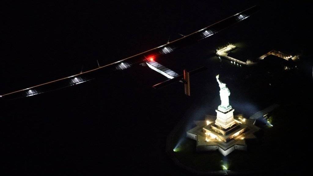 Ein symbolträchtiger Moment: Die «Solar Impulse 2» dreht ihre Runden über der Freiheitsstatue.