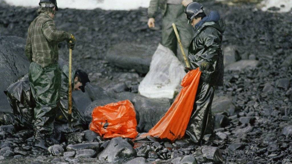 Arbeiten an dem stark mit Öl verschmutzten Ufer im Katastrophengebiet, wo die Exxon Valdez verunglückt war (Archiv)