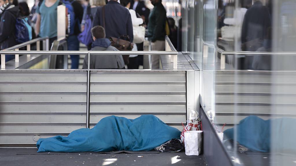 Obdachlose Menschen in der Stadt Zürich sollen einen sicheren Ort für die Aufbewahrung ihres Hab und Guts erhalten. In einem Vorstoss fordern Grüne und AL kostenlose Schliessfächer. (Archivbild)