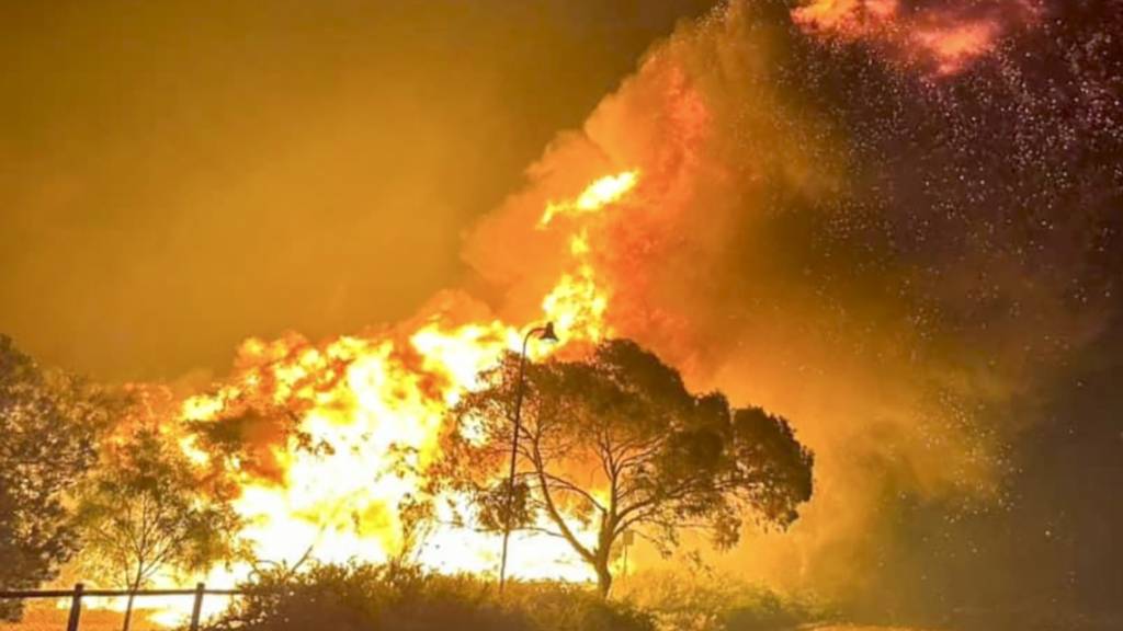 Flammen lodern während eines Vegetationsbrandes nördlich von Perth. Foto: DFES/Dept.Fire and Emergency Services. WA/AP/dpa