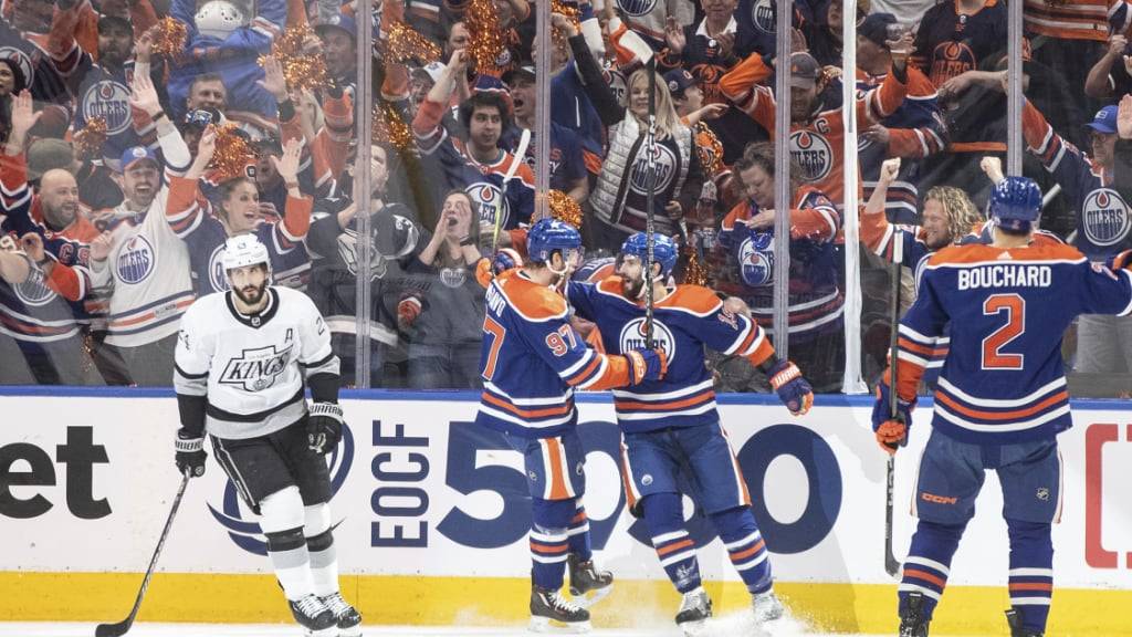 Angeführt von Superstar Connor McDavid (2.v.l.) legen die Edmonton Oilers in der ersten Playoff-Runde gegen Los Angeles vor