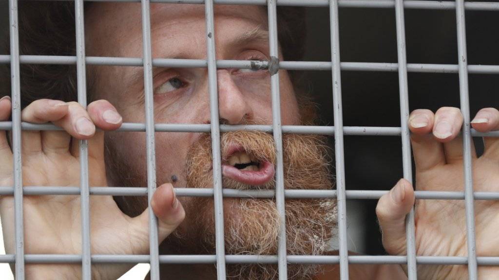 Einer der festgenommenen Oppositionellen, die am Samstag an einer unbewilligten Kundgebung in Moskau teilgenommen haben.