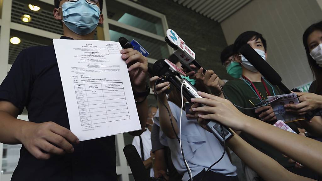 Joshua Wong präsentiert seine Nominierungsunterlagen. Foto: Vincent Yu/AP/dpa