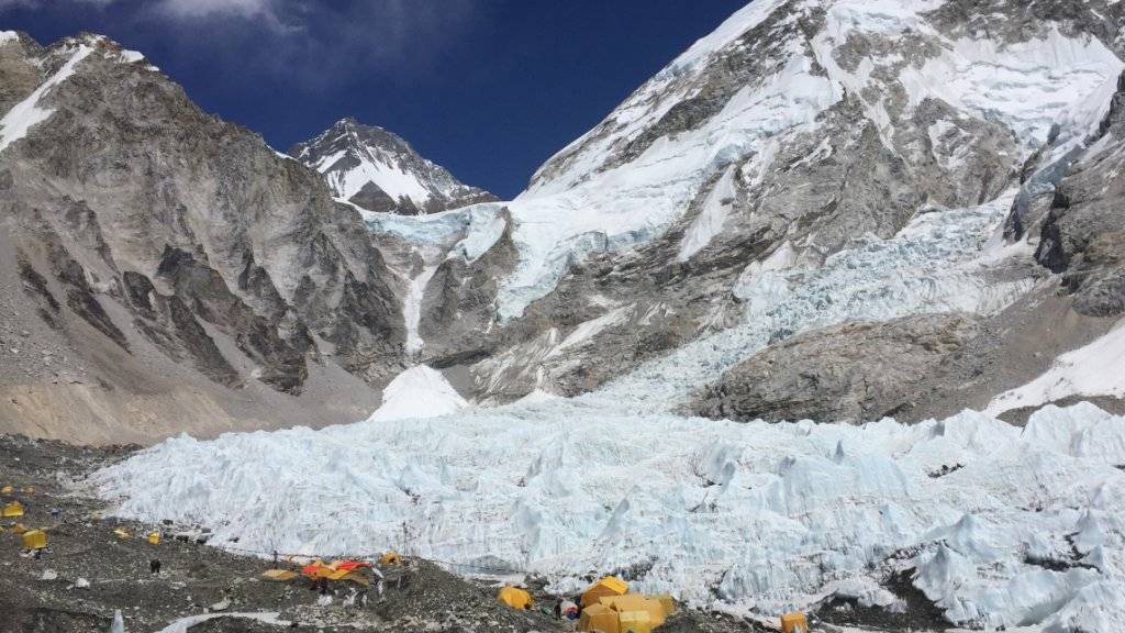 Zelte im Everest Base Camp - erstmals seit zwei Jahren soll der höchste Berg der Welt wieder bestiegen werden.