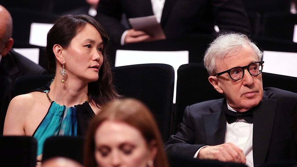 Woody Allen und seine Frau Soon-Yi Previn an der Eröffnungsgala am Donnerstag in Cannes. Er nahm einen schlechten Witz des Moderators über sich und Roman Polanski gelassen hin.