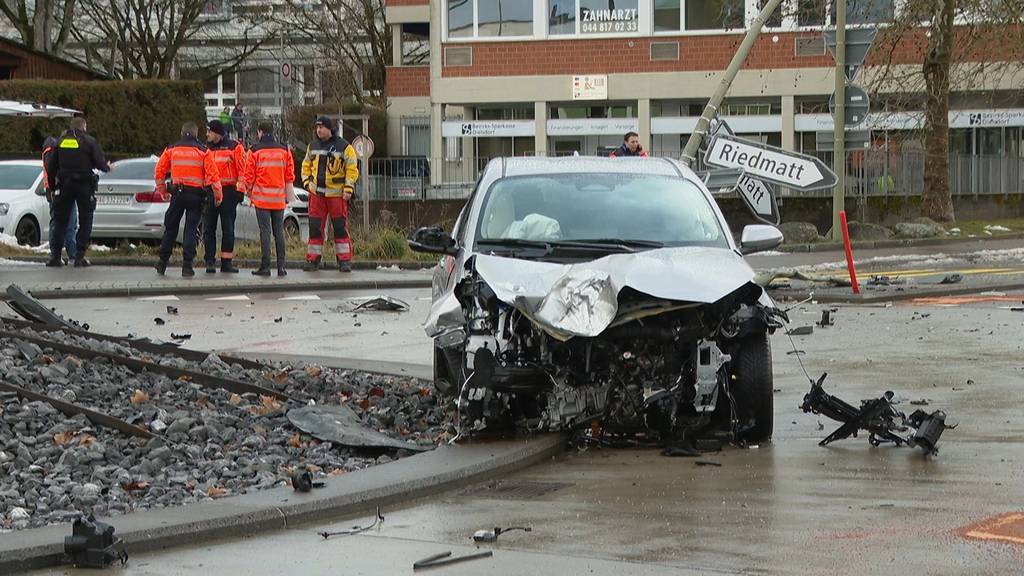 Mädchen (12) wird bei Unfall in Rümlang durch weggeschleuderten Pfosten verletzt