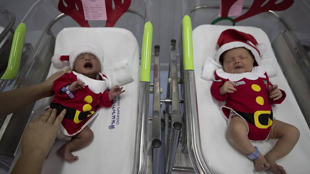 Verkleidete Neugeborene in einem Spital in Bangkok. (Archivbild)