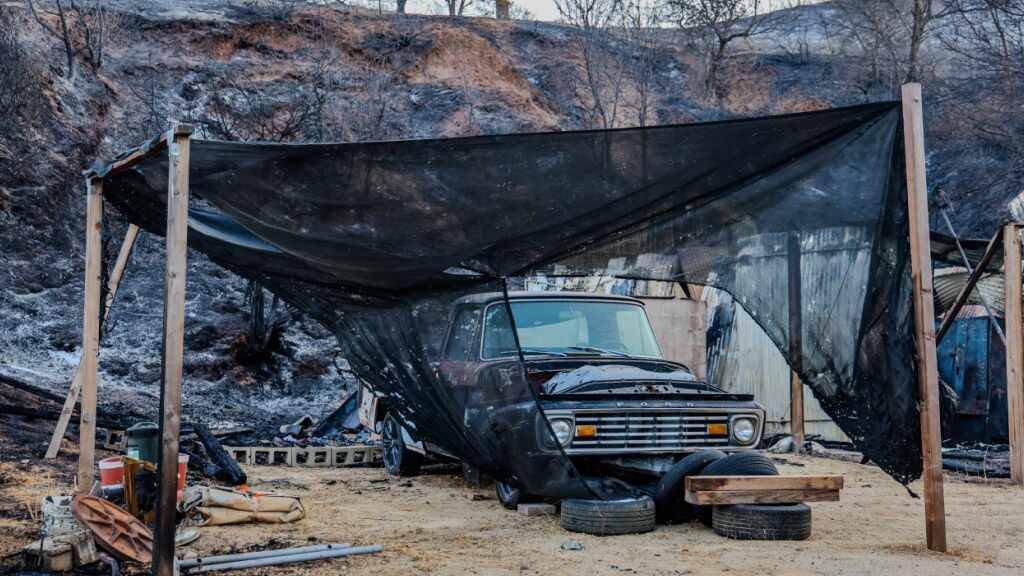 Ein nahezu unversehrter Truck steht inmitten von verbranntem Gelände im Gebiet um Lake Piru. Das Canyon Fire in der Nähe des Highway 126 und des High Way 5 hat viele Grundstücke beschädigt. Foto: Amy Katz/ZUMA Press Wire/dpa