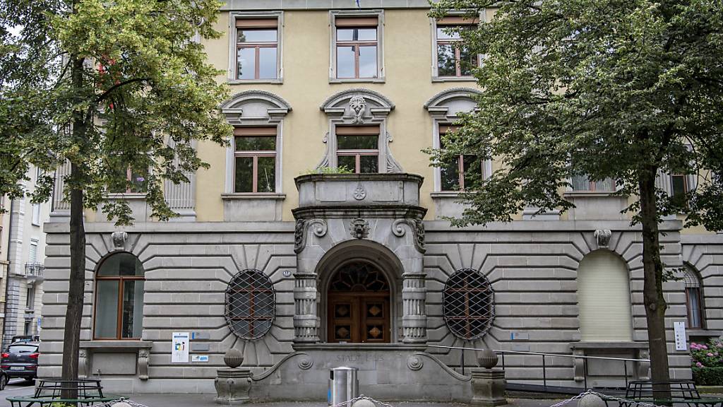 Im Luzerner Stadthaus muss nach neuen Möglichkeiten einer Zwischennutzung im Hinterschlund gesucht werden. (Archivaufnahme)