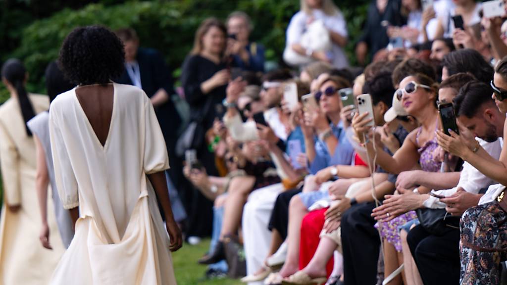 Models zeigen auf der Berlin Fashion Week Kreationen des Labels Bobkova. Foto: Monika Skolimowska/dpa