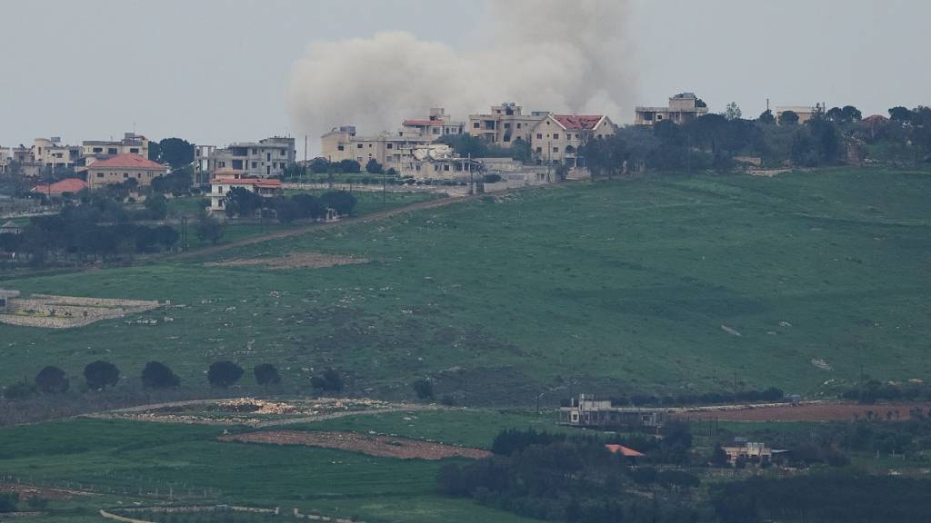 Rauch steigt nach israelischem Bombardement im Südlibanon auf. Foto: Ariel Schalit/AP/dpa