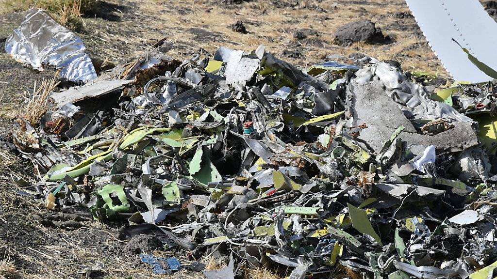 Nach dem Absturz einer Boeing 737 Max 8 der Ethiopian Airlines haben nach zahlreichen anderen Ländern nun auch die USA ein Flugverbot für den betroffenen Flugzeugtyp erlassen. Beim Absturz vom vergangenen Sonntag waren 149 Passagiere und acht Besatzungsmitglieder ums Leben gekommen.  EPA/STR